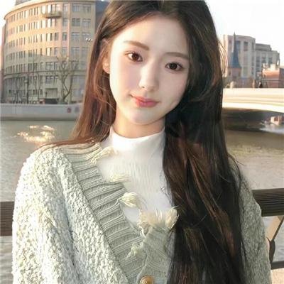 茜色少女